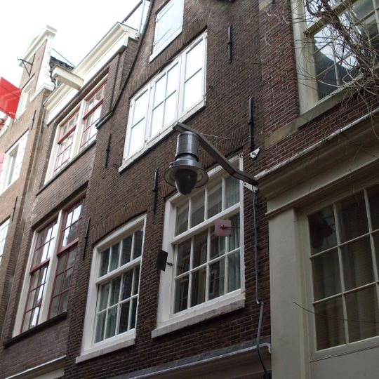 Huisje met gevel onder klokvormige top met rollagen