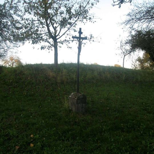 Kříž severozápadně od Kasejovic v sadu