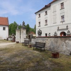 Balustráda s vázami