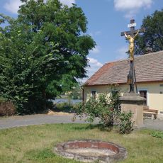 Kříž u kostela v Počaplech