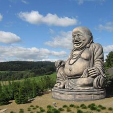 Socha Buddhy v areálu stavebnin na západním okraji Maršovic