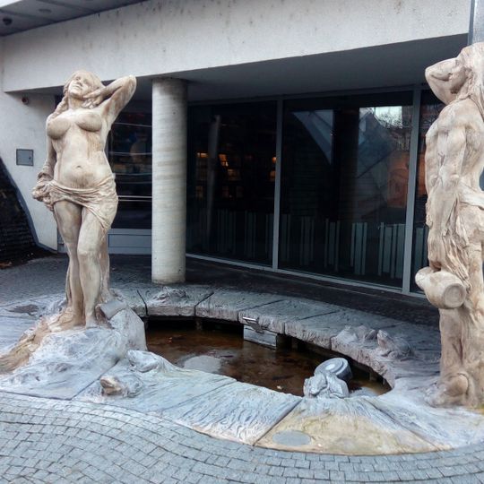 Kašna se sochami u vstupu do podzemí v Mladé Boleslavi