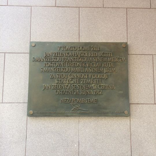 Pamětní deska rodiny Zelenkovy a Růtovy na domě Biskupcova 1837/4 na Žižkově