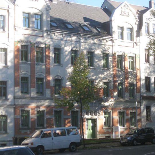Mietshaus in geschlossener Bebauung mit Vorgarten Geibelstraße 11