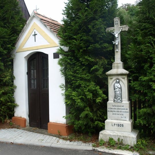 Kříž u kaple svatého Jana Nepomuckého na Novém Světě v Lomnici