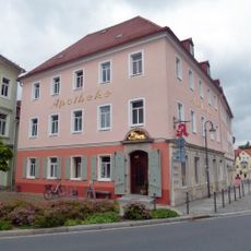 Privilegierte Apotheke; Wohn- und Geschäftshaus in Ecklage mit Apotheke Julius-Kühn-Platz 17