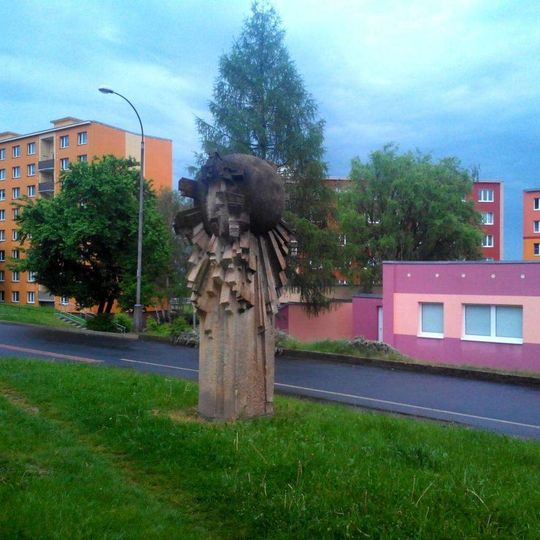 Plastika v ulici Školní pěšina v Chomutově