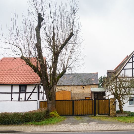 Wohnhaus und winkelförmiges Seitengebäude eines Bauernhofes Eichaer Straße 29