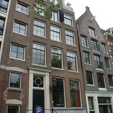 Pand met zeer rijk gebeeldhouwde halsgevel