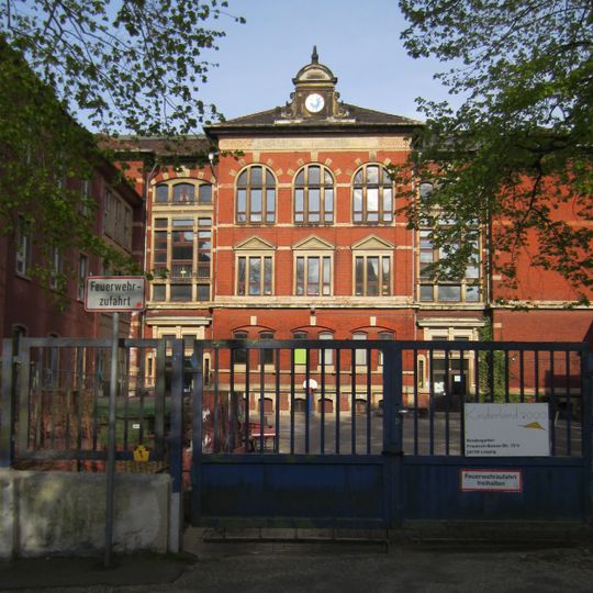 Hauptgebäude der Schule und Toilettenhaus Opferweg 1