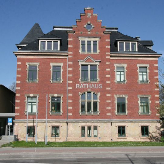 Rathaus in offener Bebauung Augustusburger Straße 90