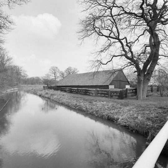 Schaapskooi onder op staanders rustend en met pannen belegd dak