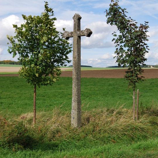 Kříž severně od Bernartic u křižovatky