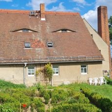 Wohnhaus, Seitengebäude und kleiner Garten eines Bauernhofes Mauna 2