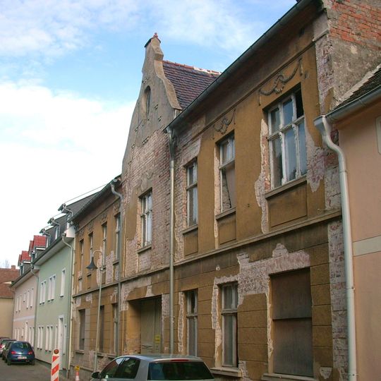 Wohnhaus und Fleischerei in geschlossener Bebauung Kirchstraße 8