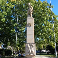 Pomník sovietskej armáde, pilier s podstavcom