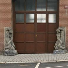 Sochy vodních bytostí u vjezdu do budovy policie na Masarykově ulici v Ústí nad Labem