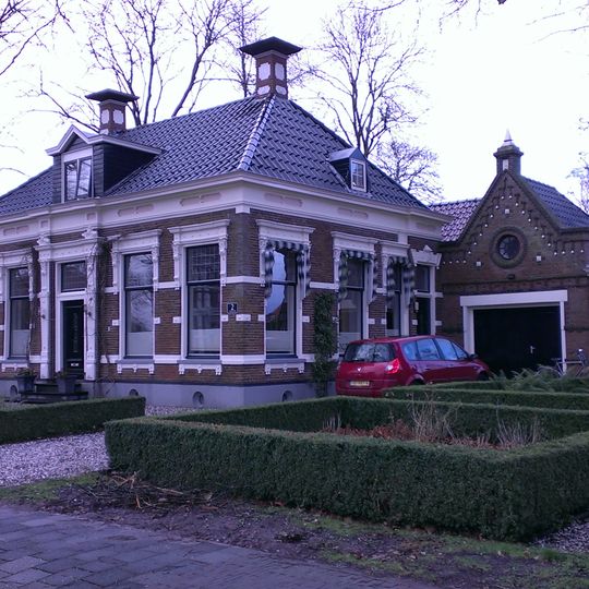 Rentenierswoning met aangebouwd koetshuis
