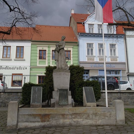 Pomník padlým na Žižkově náměstí v Trhových Svinech