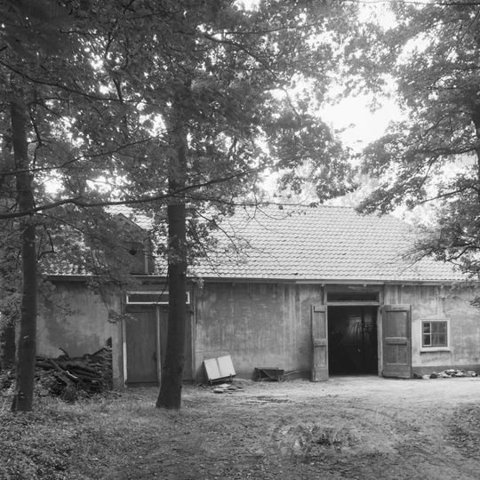 Oostergeest: koetshuis met muur