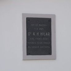 Pamětní deska Dr. K. H. Hilara v Sudoměřicích u Bechyně