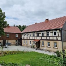 Wohnhaus (ehemals Umgebindehaus), Nebengebäude und rückwärtiger Stall Mühlgutstraße 17