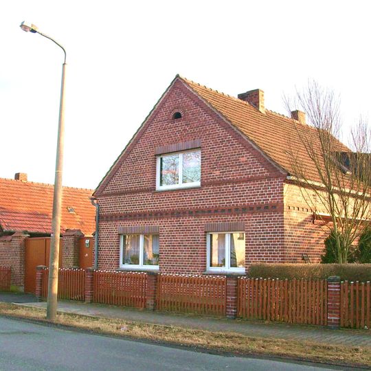 Bauernhof mit Wohnhaus, Seitengebäude, Scheune und Hofmauer mit Toreinfahrt Kühnichter Straße 18