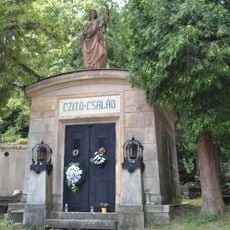 Cintorín sv. Rozálie, hrobka so sochou