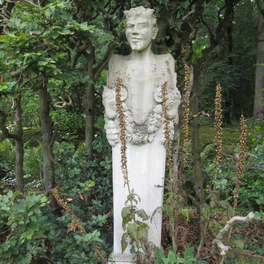 Warmelo, twee saterbeelden in Franse tuin
