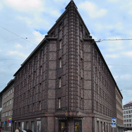 Pärnu maantee 36 // Roosikrantsi 23