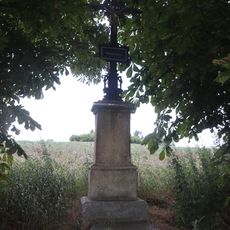 Kříž u silnice jižně od Chlumu