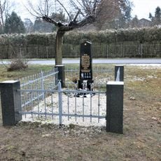 Pomník padlému rudoarmějci v Hradčanech