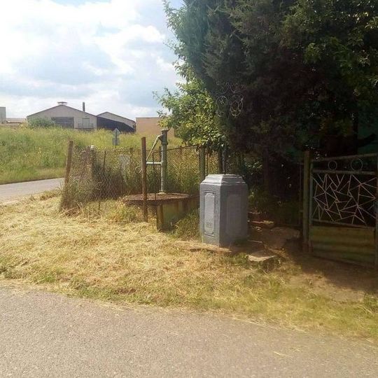 Kříž v Běsnu u křižovatky