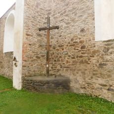 Kříž na místě bývalého oltáře Srdce Ježíšova v ruině kostela ve Vysoké