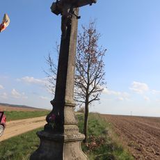 Kříž u cesty severně od Kojatic