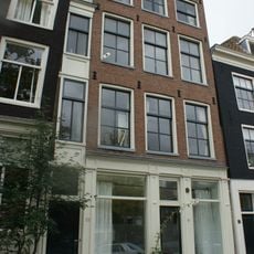 Pand met gevel onder rechte lijst