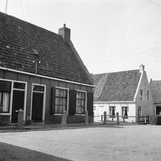 Pand tussen topgevels onder zadeldak samen met de nrs. 3 en 5