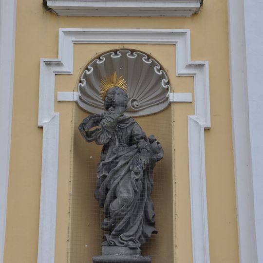 Socha Panny Marie na průčelí kostela svaté Rodiny v Havlíčkové Brodě