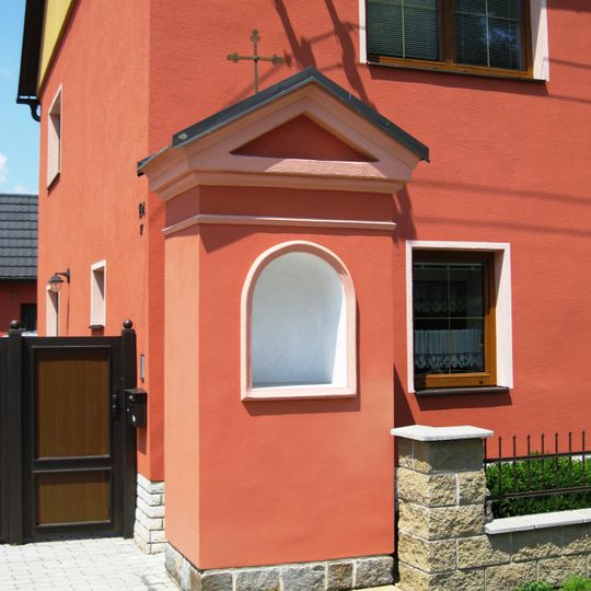Výklenková kaplička se dvěma smírčími kříži