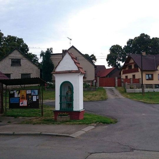 Kaplička ve Veliši u rybníka