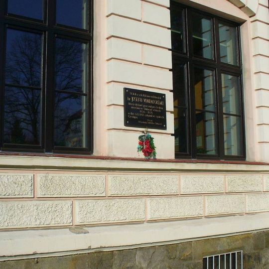 Pamětní deska Josefu Vohradskému na základní škole v ulici Tomáše Garrigue Masaryka v Šluknově