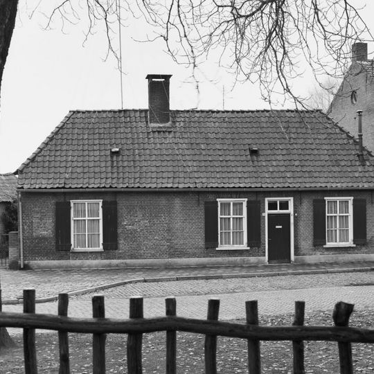 Boerderij met dwars woongedeelte onder pannen wolfdak