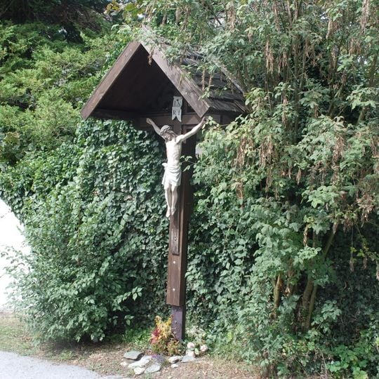 Kruzifix an der Außenmauer des Schlosshotels