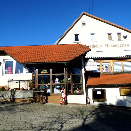 Teddybären im Rosengarten und Rosengarten-Stüble