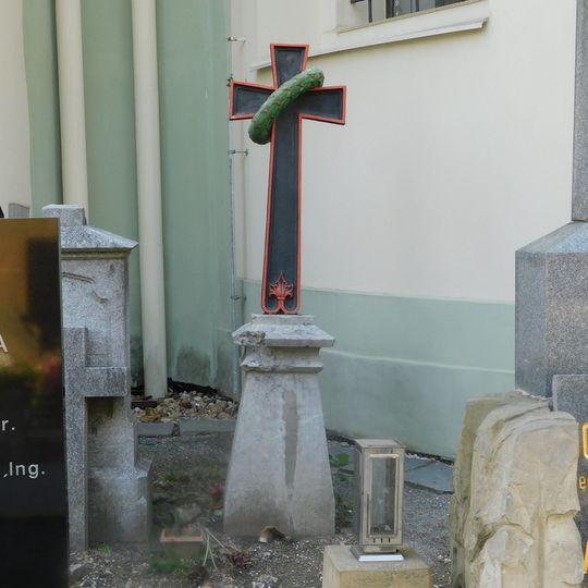 Kříž před kaplí svatého Jana Křtitele ve Slavkově u Brna