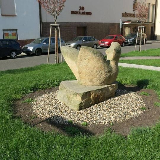 Kamenná plastika Ležící na Žižkově náměstí v Bílině