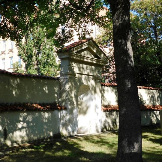 Výklenková kaplička v ohradní zdi kláštera augustiniánů na Karlově v Praha