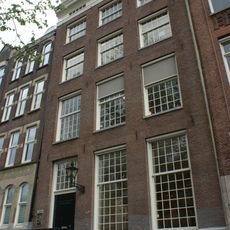 Pand met gevel onder rechte lijst en attiek