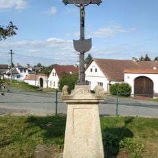 Kříž u kostela v Plané