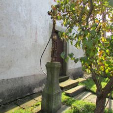 Kříž u kaple v Sázavě